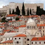 Garden Oasis - Private Garden & Free Parking Sibenik