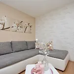 Apartment Garden Oasis - Private Garden & Free Parking *