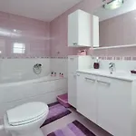 Garden Oasis - Private Garden & Free Parking Apartment