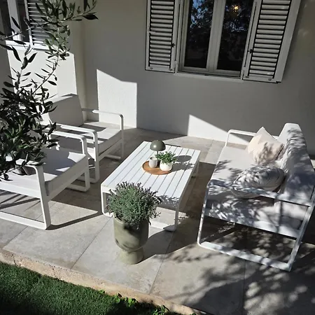 Garden Oasis - Private Garden & Free Parking Apartament