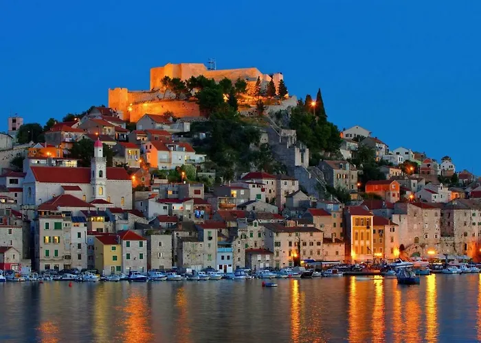 Garden Oasis - Private Garden & Free Parking 시베니크