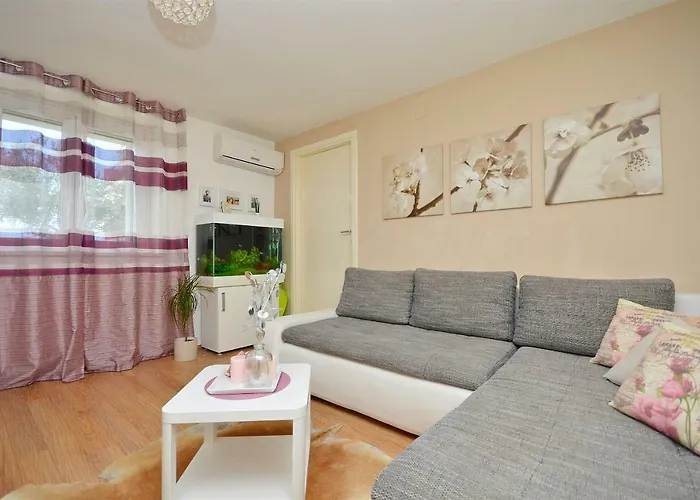 Garden Oasis - Private Garden & Free Parking * 시베니크